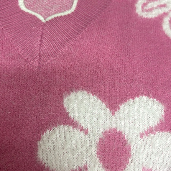 Pink + white flower sweater - Picture 3 of 5